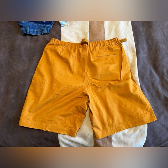 Uniqlo pumpkin orange technical shorts, men’s size Large with built in belt - Picture 2 of 3
